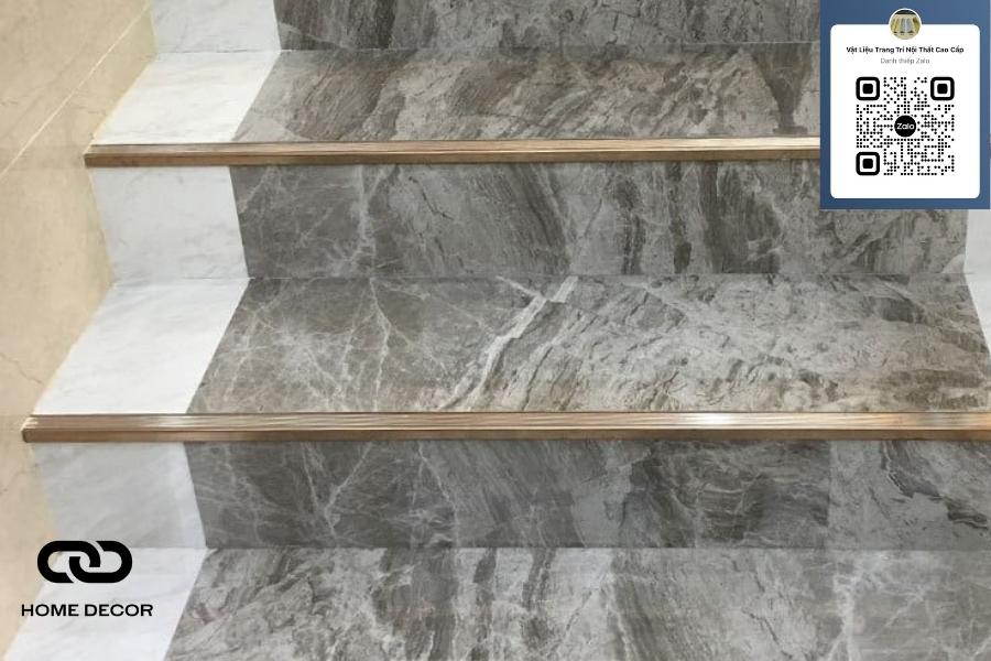 Cầu thang gỗ được ốp nẹp L inox chống trượt