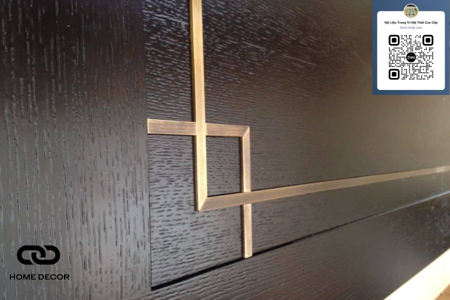 Vách tường ốp gỗ công nghiệp nhấn nhá bằng chỉ nẹp la inox đen