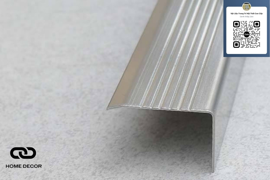 hình ảnh cận cảnh nẹp chống trơn inox 304 trên bậc thang đá