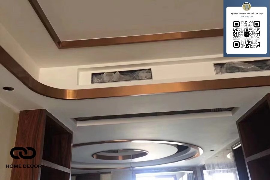 hình ảnh thiết kế trần thạch cao với chỉ inox vàng gương